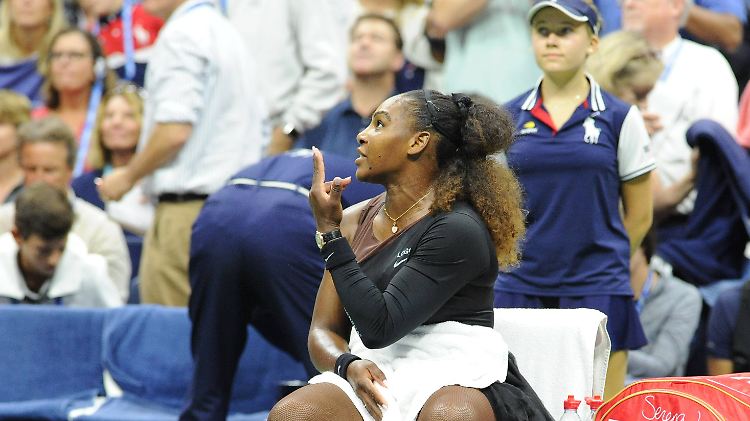 Serena Williams streitet sich während des Finales mit dem Schiedsrichter.