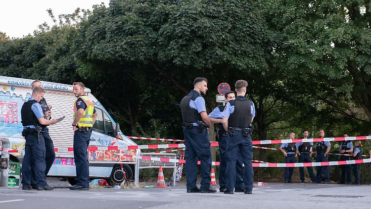 Der Mann wurde am Rande des Tempelhofer Feldes von Schüssen getroffen.