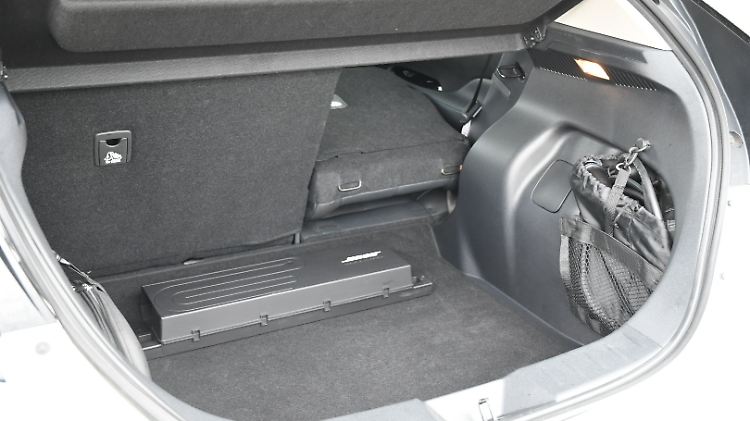 Hohe Ladekante, Subwoofer und die aufragende umgelegte Rückbank beschränken die Lademöglichkeiten im Nissan Leaf.