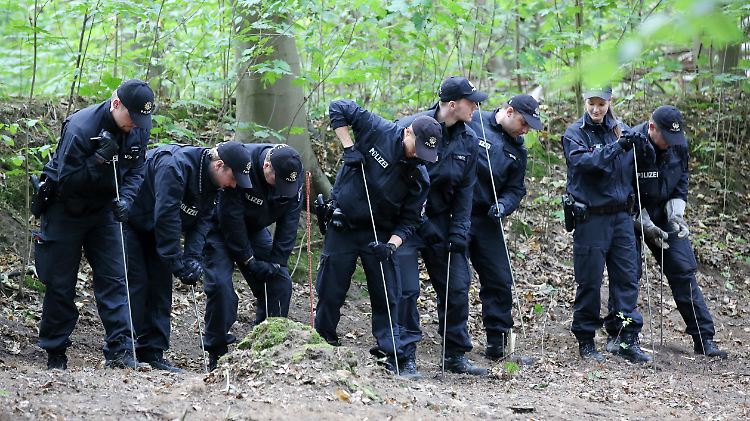 Die Polizei durchsucht ein Areal im Volkspark Altona in Hamburg. Hier wird die Leiche von Hilal vermutet.