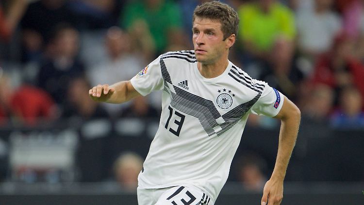 Fußball-Nationalspieler Thomas Müller wird wie beim FC Bayern München auch beim DFB weiterhin ein Adidas-Trikot tragen.