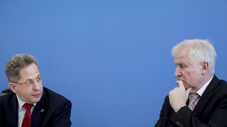 Der Bericht liegt vor - die Frage ist nur, ob die Argumente von Hans-Georg Maaßen (l.) den Innenminister überzeugen. 