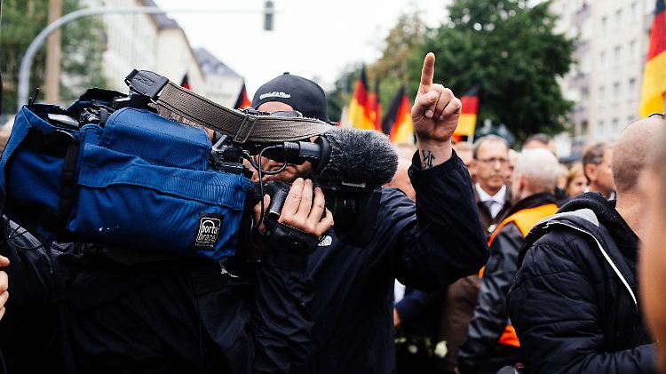 Ein Teilnehmer des Schweigemarsches in Chemnitz argumentiert mit einem Kameramann. In Chemnitz ist es zu zahlreichen Übergriffen auf Journalisten gekommen.