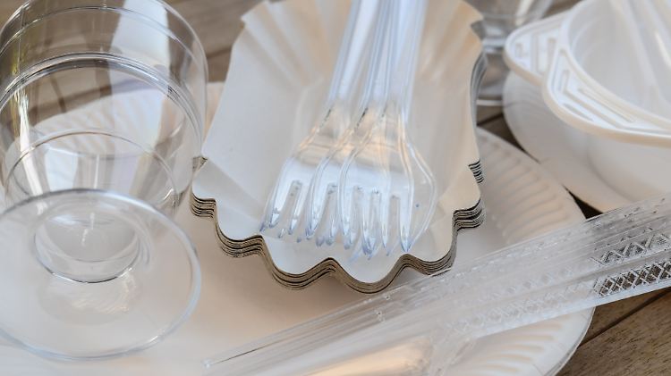 Besteck und Geschirr aus Einwegplastik soll aus den Rewe-Regalen verschwinden.
