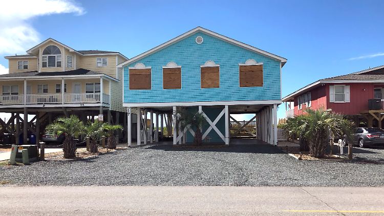 Strandhäuser in North Carolina werden vor den Evakuierungen verbarrikadiert.