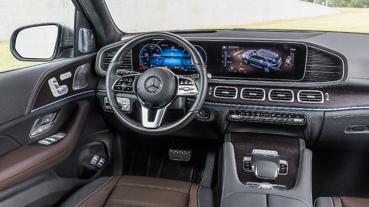 Der Innenraum des Mercedes GLE ist komplett überarbeitet und lehnt sich an die Maybach-SUV-Studie an.