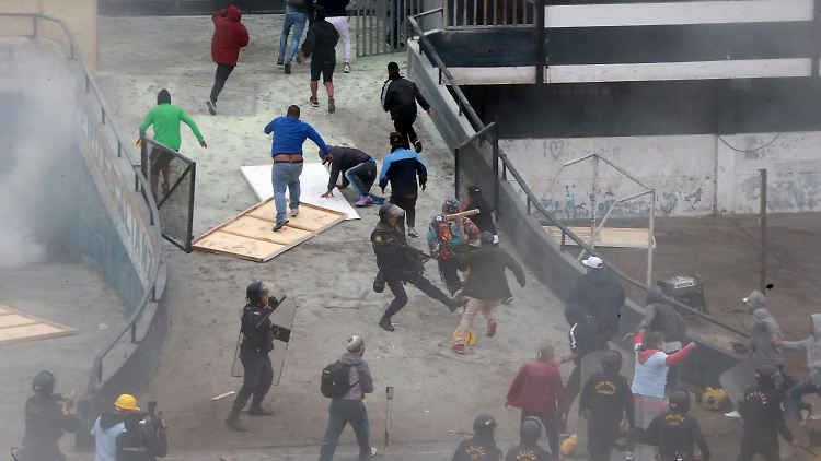 Um die beiden Gruppen zu trennen, setzte die Polizei in Lima Tränengas ein.