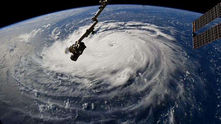 "Florence" ist zu einem gewaltigen Hurrikan mit Windgeschwindigkeiten von 220 Kilometern pro Stunde angewachsen. 