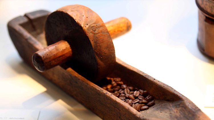 Früher wurde der Kaffee in einem sogenannten Trogmörser gemahlen.