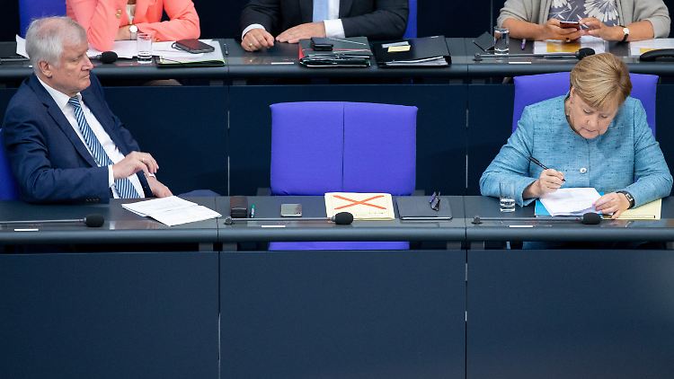 Frostige Stimmung zwischen Merkel und Seehofer? Im späteren Verlauf der Sitzung haben die beiden immerhin miteinander geredet.
