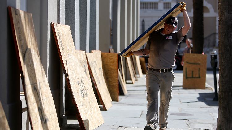 Preston Guiher aus Charleston im Bundesstaat South Carolina bereitet sich auf "Florence" vor.