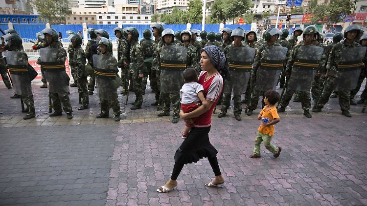 Soldaten patrouillieren in einem Stadtteil der Provinz in Xinjiang, in dem vorwiegend Uiguren leben.