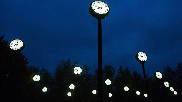 Auch wenn die Zeitumstellung demnächst abgeschafft wird, hier nochmal die Uhren-Regel: im Frühjahr werden sie eine Stunde vor-, im Herbst wieder zurückgestellt.