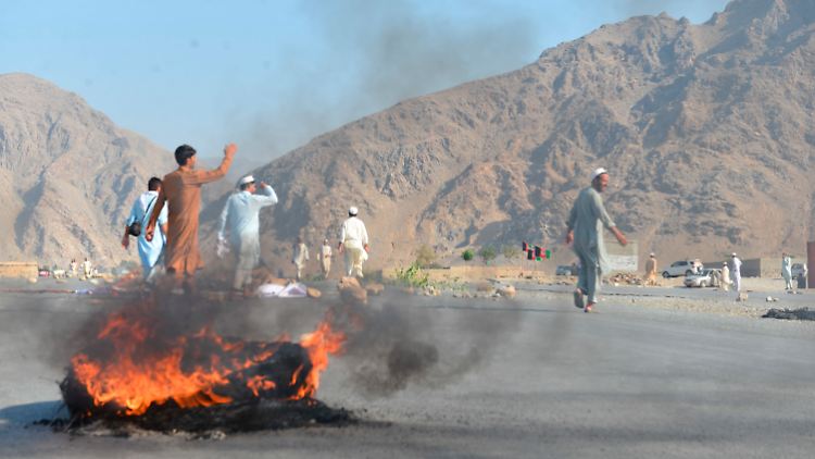 Bei einem Anschlag auf Demonstranten in der östlichen Provinz Nangarhar  gab es 165 Verletzte und 68 Tote.
