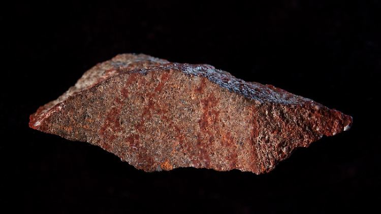 Den Stein mit der Ocker-Zeichnung wurde in der Blombos-Höhle in Südafrika gefunden.
