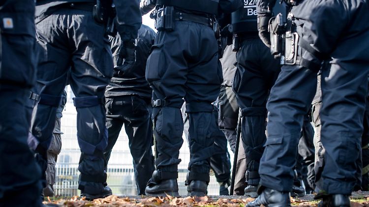 Mehrere Hundert Polizeibeamte und Bundespolizisten sind zur Absicherung eines Bundesligaspiels nötig.