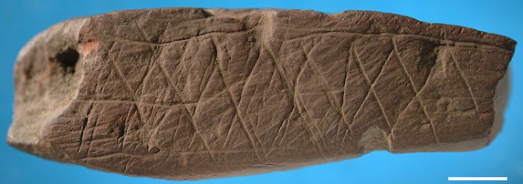 Eingraviertes Muster auf einem Stein, der in der Blombos-Höhle in der gleichen archäologischen Schicht gefunden wurde.