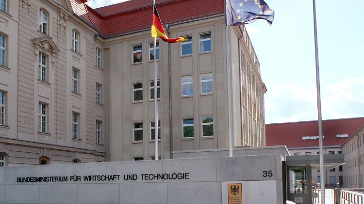Im Bundeswirtschaftsministerium wird offenbar über die Gründung eines Staatsfonds' gegen Firmenübernahmen aus dem Ausland nachgedacht.