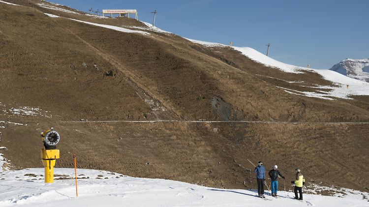 Arosa, Schweiz: Skifahrer stehen auf einem dünnen Band aus Kunstschnee (Bild von Dezember 2015).