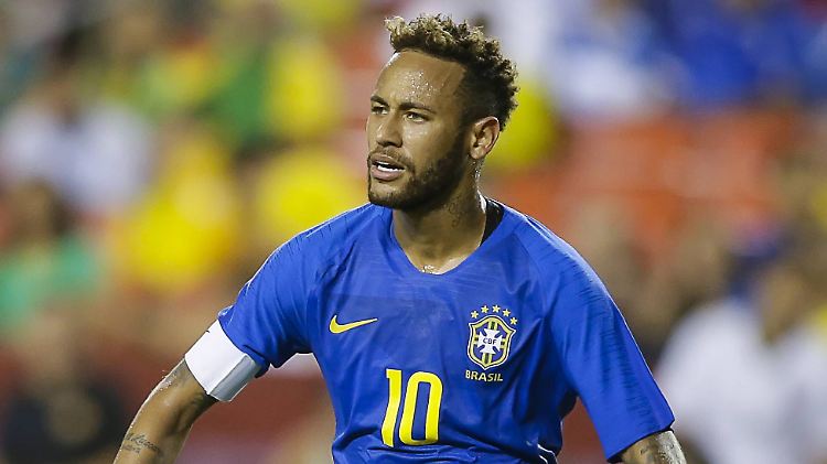 Neymar kann die Entscheidung des Schiedsrichters nicht akzeptieren.