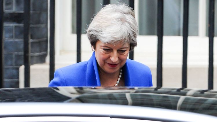 Wird Theresa May von den eigenen Leuten ins Abseits gestellt?