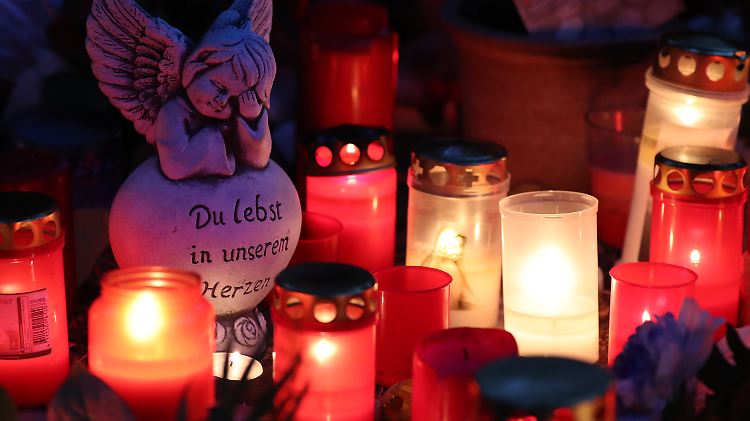 Kerzen erinnern in Köthen an den getöteten 22-Jährigen.