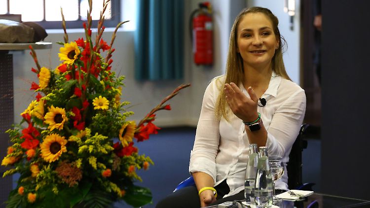Statt auf dem Fahrrad ist sie nun im Rollstuhl unterwegs: Kristina Vogel.