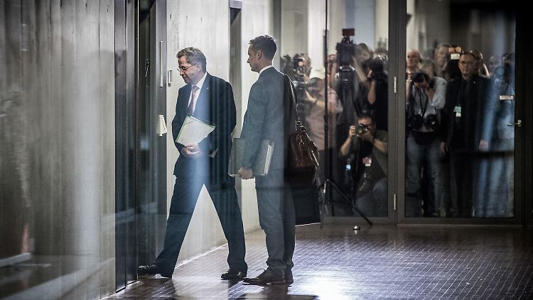 Neben dem Stellenzuwachs sollen laut "Spiegel" auch die Abteilung Spionageabwehr, Geheim- und Sabotageschutz sowie die für Islamismus und islamistischen Terrorismus umstrukturiert werden. 