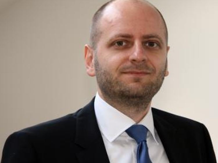 Prof. Dr. Sascha Raithel lehrt und forscht an der Freien Universität Berlin.