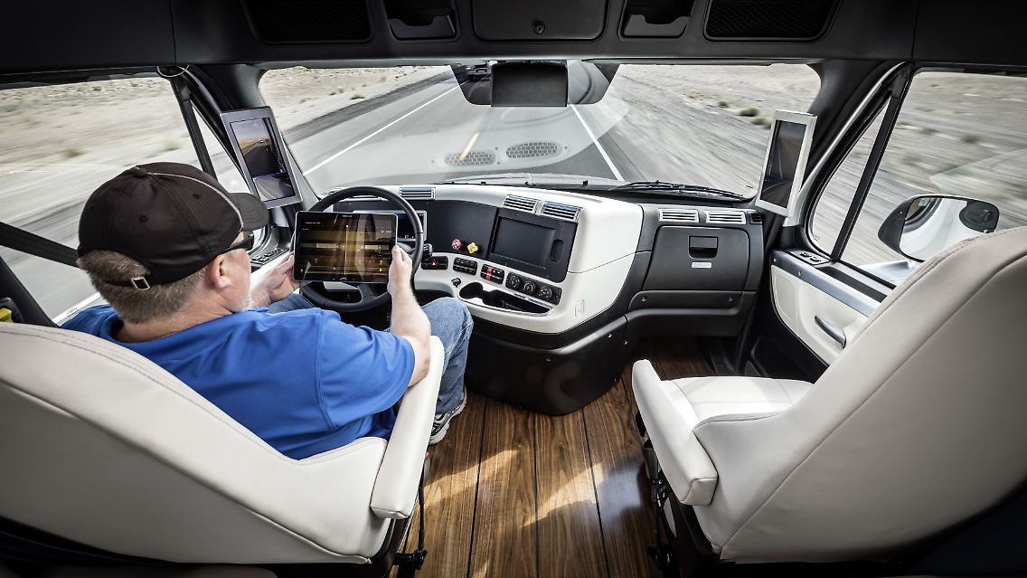 Cockpit eines autonom fahrenden Lkw des Herstellers Freightliner.