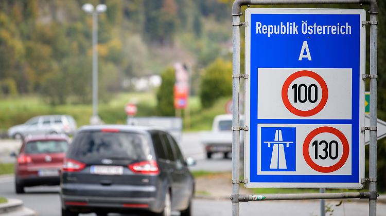 Auf den Autobahnen in Österreich gilt eine Höchstgeschwindigkeit von 130 km/h.