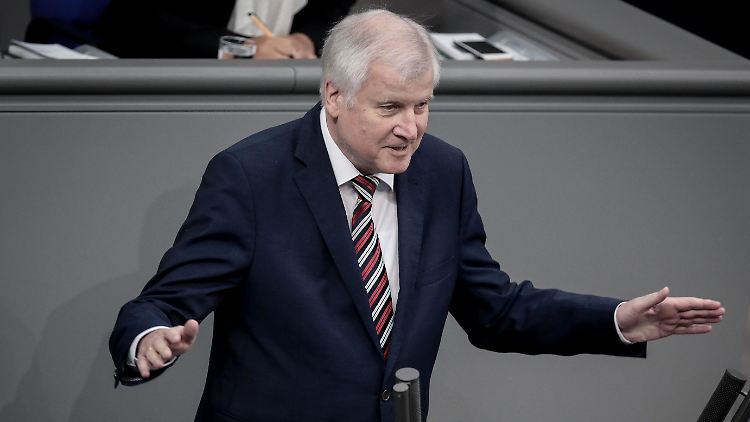Innenminister Horst Seehofer verkündete die Einigung mit Italien im Bundestag.