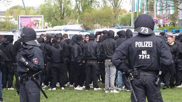 In der Vergangenheit kam es bei Begegnungen der Fanlager von Braunschweig und Hannover immer wieder zu Krawallen.