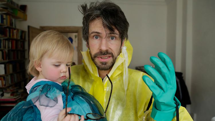 Regisseur David Sieveking mit seiner Tochter Zaria in einer Szene des Dokumentarfilms "Eingeimpft - Familie mit Nebenwirkung".