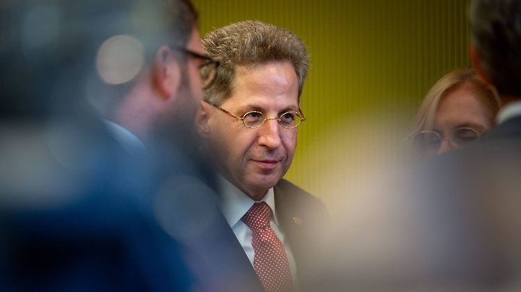 Hans-Georg Maaßen hatte erklärt, seiner Behörde lägen keine Hinweise auf Hetzjagden in Chemnitz vor. Allerdings hatte seine Behörde sich zu diesem Zeitpunkt noch gar nicht mit dieser Frage beschäftigt.