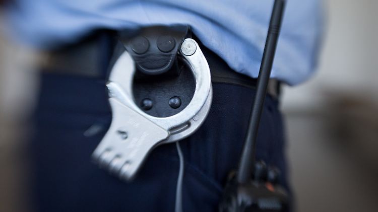 In Hessen hat die Polizei einen 17-jährigen mutmaßlichen Bombenbauer festgenommen.