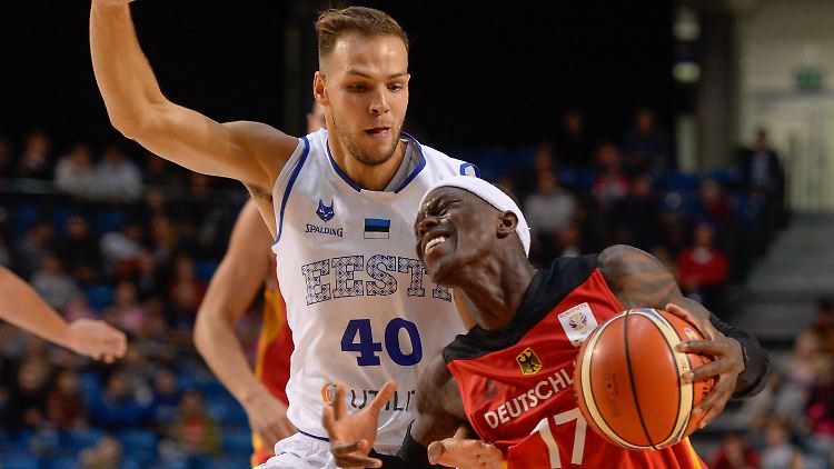 DBB-Star Dennis Schröder (r.) in Aktion gegen Martin Paasoja aus Estland.