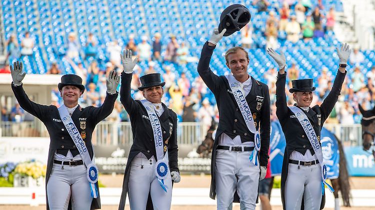 Deutsches Dressur-Team (v.l.n.r.): Isabell Werth, Dorothee Schneider, Sönke Rothenberger und Jessica von Bredow-Werndl bei der Siegerehrung in Tryon. 