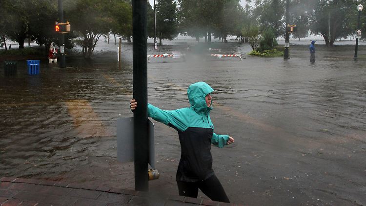 In kürzester Zeit hat "Florence" bereits ganze Straßenzüge überflutet, wie hier in New Bern (North Carolina).