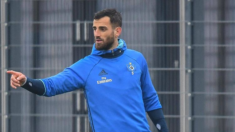 Für den HSV absolvierte Mavraj 34 Bundesligaspiele.