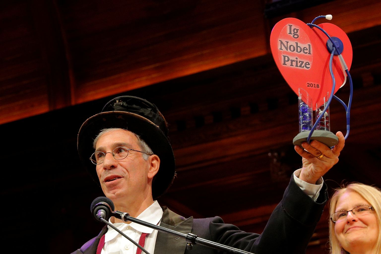 Nierensteine in der Achterbahn, Fliegen im Wein und Selbst-Darmspiegelung: Zehn wissenschaftliche Studien, die "erst zum Lachen und dann zum Denken anregen", sind an der US-Eliteuniversität Harvard mit den sogenannten "Ig-Nobelpreisen" ausgezeichnet worden. 
