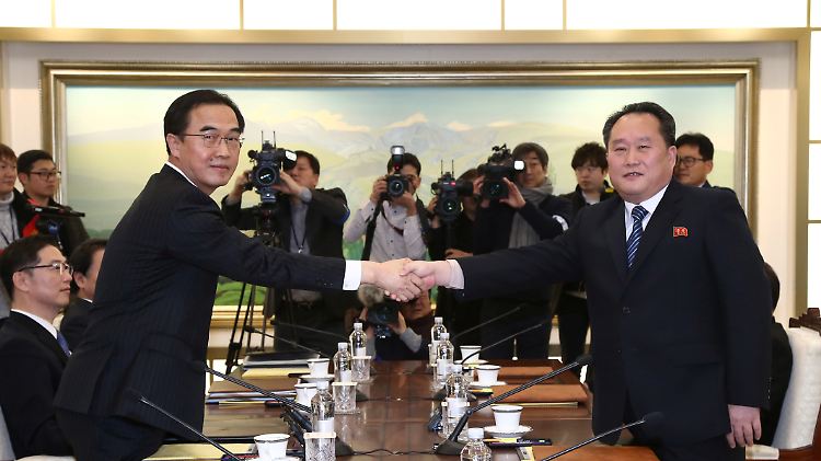 Südkoreas Vereinigungsminister Cho Myoung Gyon (l) und Ri Son Gwon vom nordkoreanischen Wiedervereinigungskomitee bei einem Treffen im April in Panmunjom.