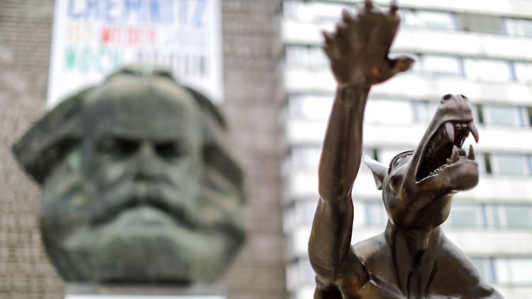 Der Künstler Rainer Opolka protestiert derzeit mit einer Kunstaktion vor dem Chemnitzer Karl-Marx-Monument gegen rechten Hass.