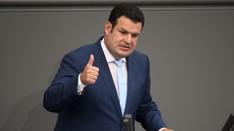 Wer lange in die Rentenversicherung eingezahlt habe, solle im Alter mehr bekommen, sagte Heil in der Haushaltsdebatte.