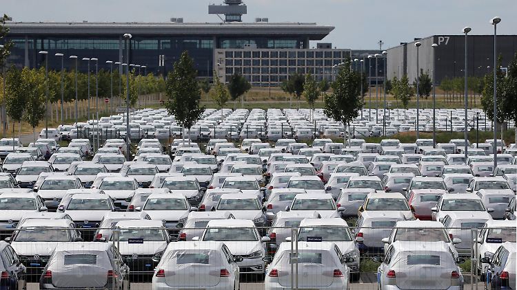 Wegen Schwierigkeiten der Umstellung auf die neue Abgas-Norm parkt Volkswagen derzeit Hunderte Autos am Flughafen BER.
