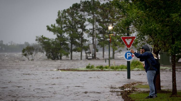 Schon Stunden bevor "Florence" das Festland erreicht, setzen Vorläufer des Sturms die Küste - wie hier in New Bern - unter Wasser.