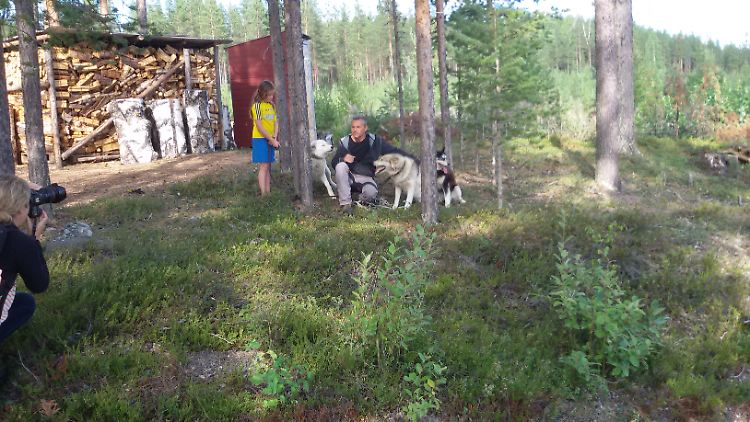 Familienglück: Arnaud mit Tochter und Huskys. 