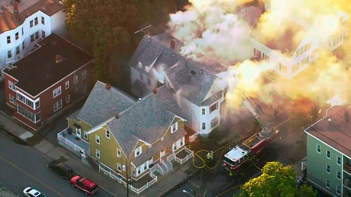 Die Ursache der Explosionen bleibt zunächst unklar.