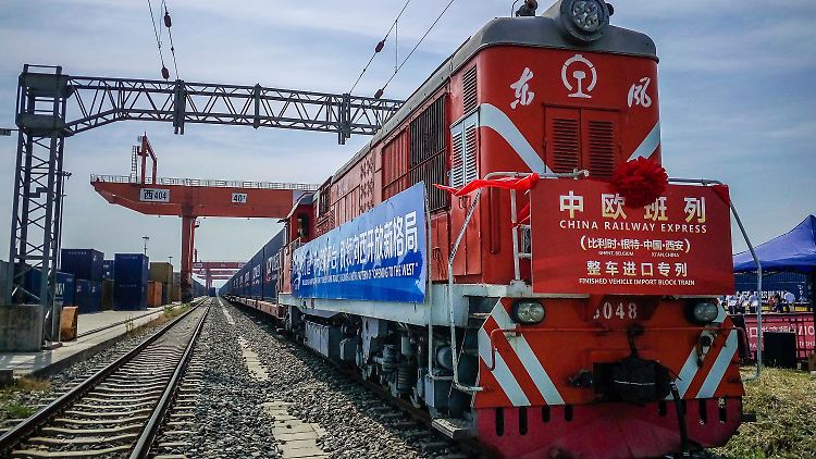 Ein aus Belgien kommender Zug des China-Europe Railway Express erreicht die Stadt Xi'an in China. 16 Tage brauchte der Zug für die Strecke.