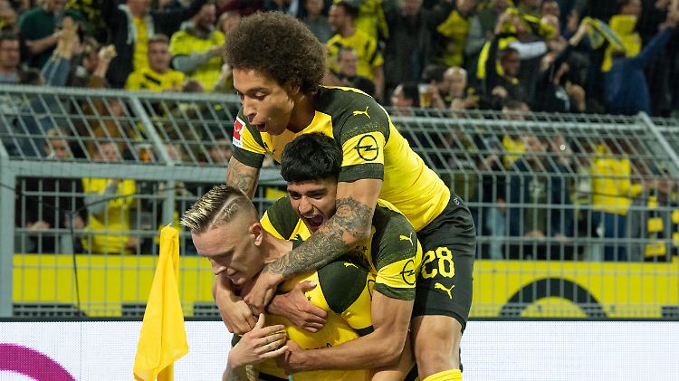 Dortmunds Marius Wolf (unten) jubelt mit Mahmoud Dahoud (M) und Axel Witsel über seinen Treffer zum 2:1.